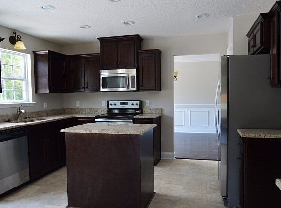 2nd image of 1121 Creekside Cir