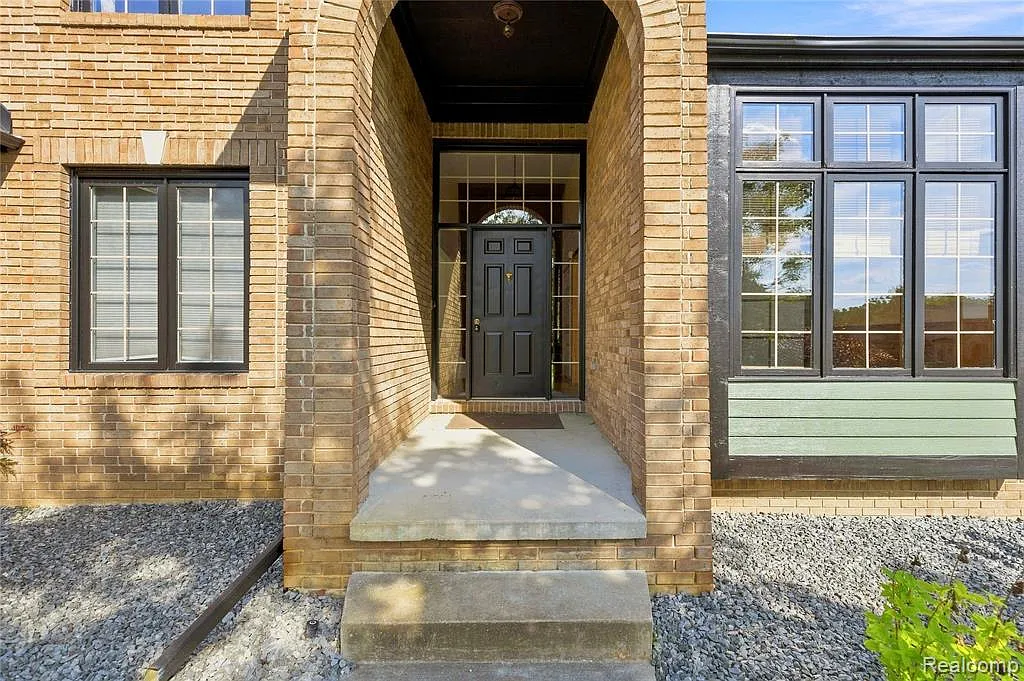 4 bed, 5.0 bath, 5086 sqft, $5,000 — Photo 3