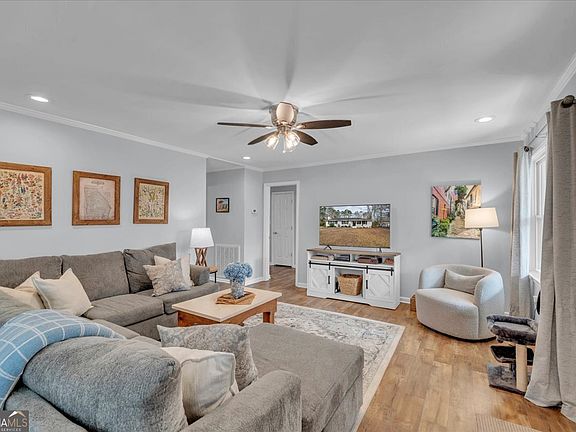 4th image of 480 Country Club Rd