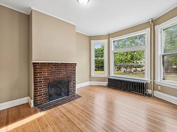 5th image of 548 Minnehaha Ave E APT 1