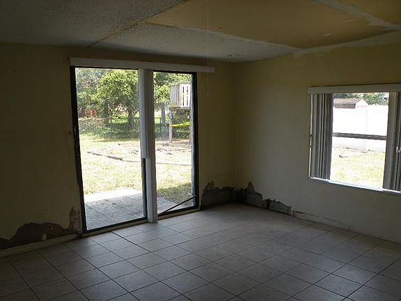 5th image of 1049 W Hancock Dr