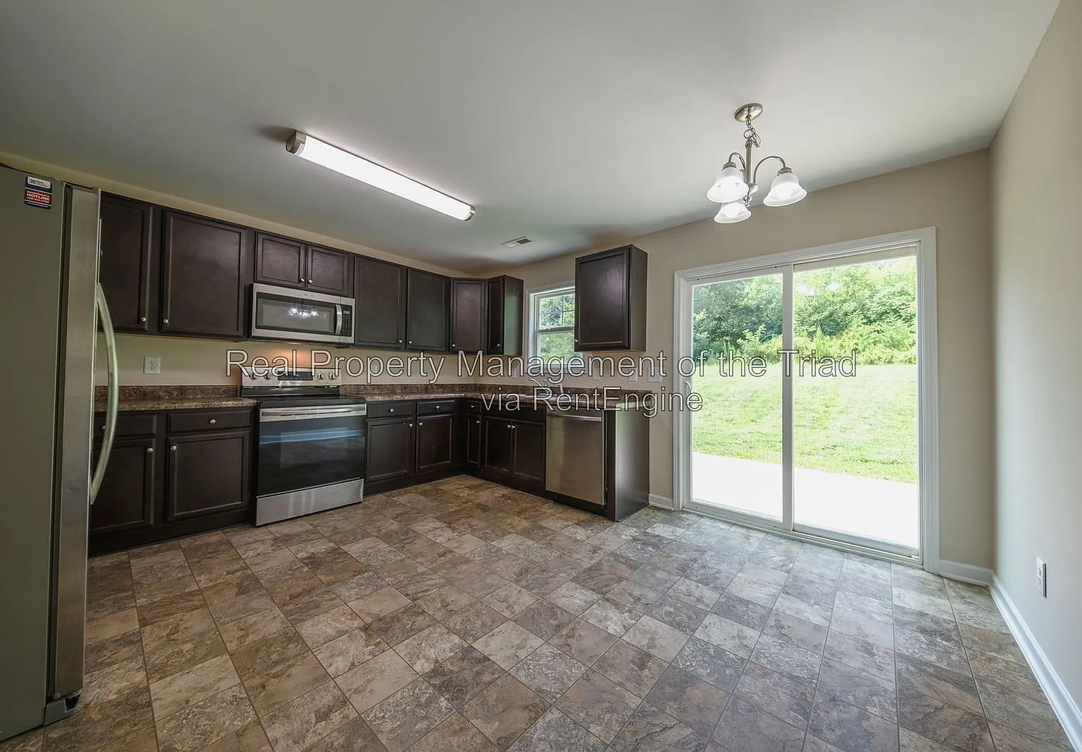 4 bed, 2.5 bath, 2033 sqft, $1,925 — Photo 4