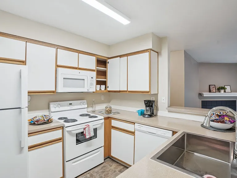 Stratford Apartments — Photo 12