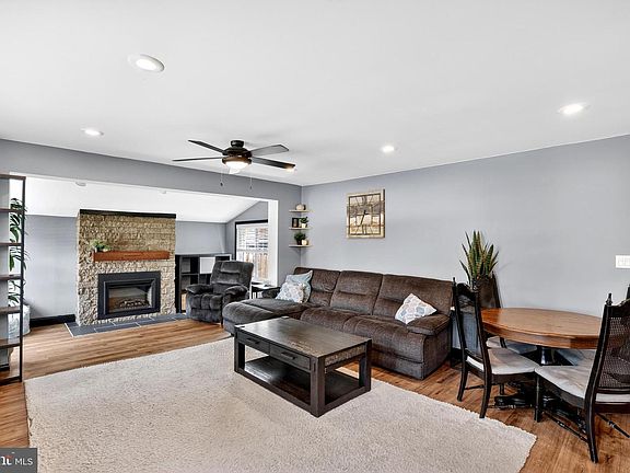 5th image of 303 E Woodland Ave
