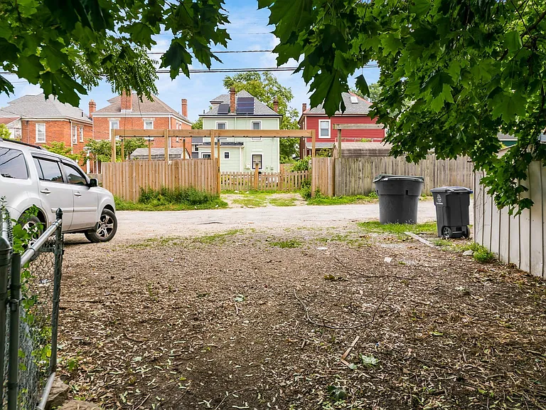 1466 Summit St #MAIN — Photo 31