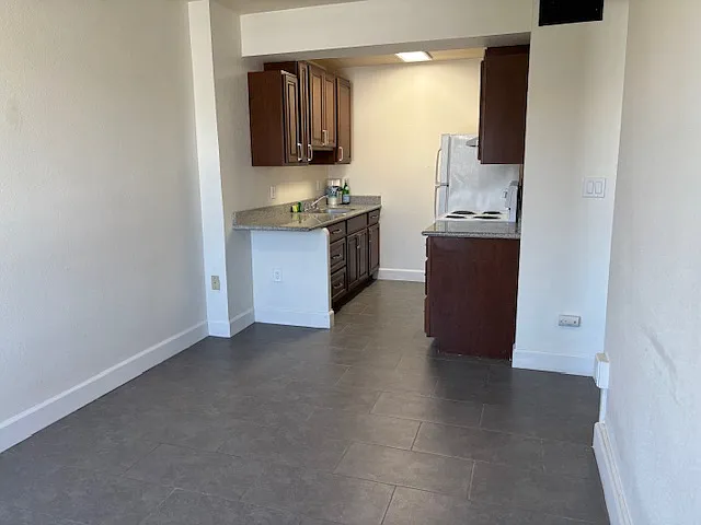 613 Living room and kitchen