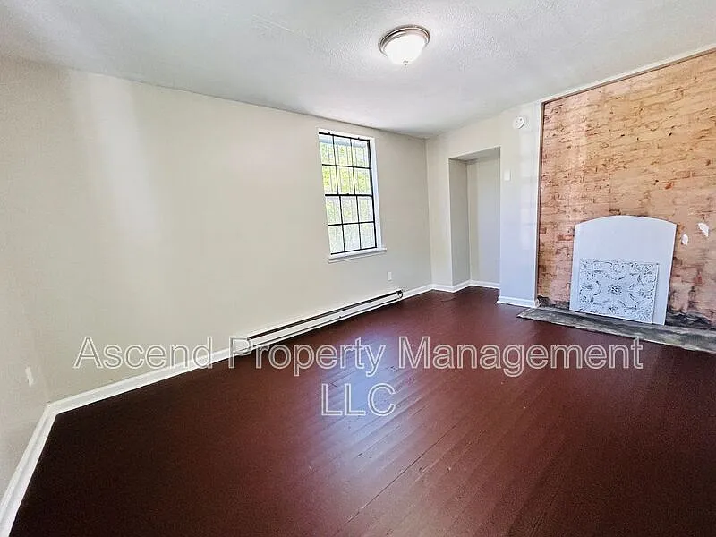 3 bed, 1.0 bath, $1,200 — Photo 3