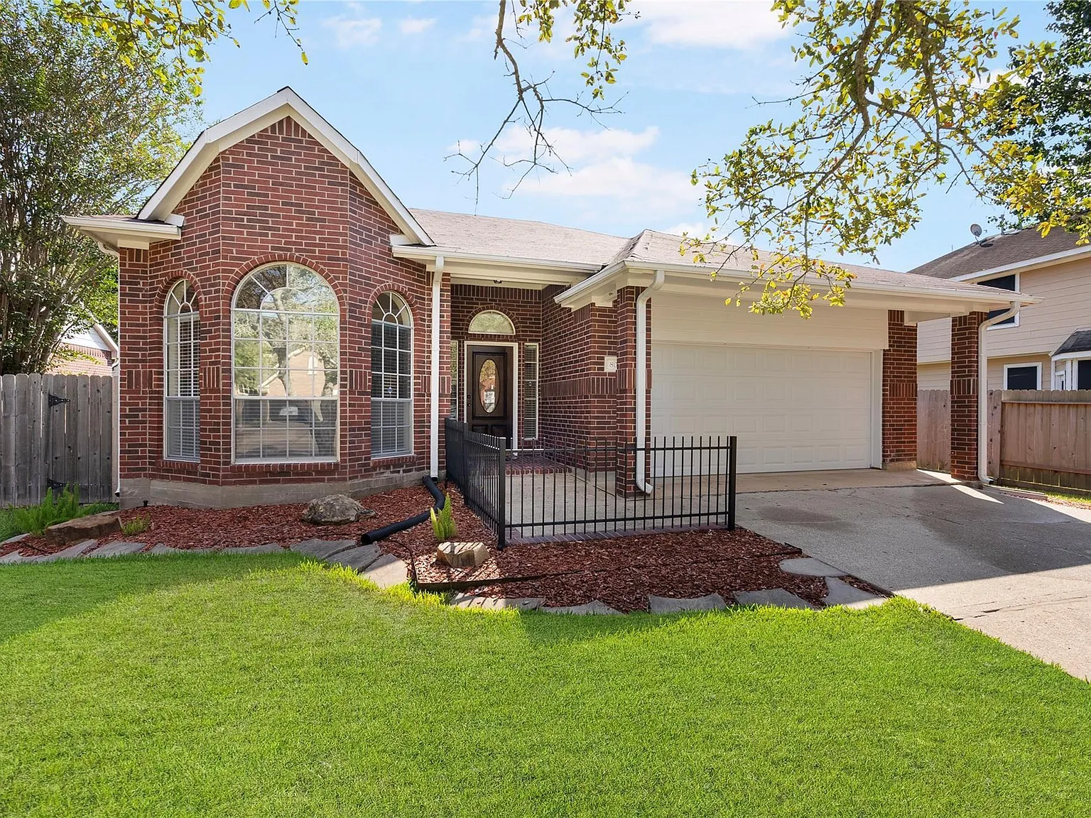 3 bed, 2.0 bath, 2315 sqft, $2,350 — Photo 1
