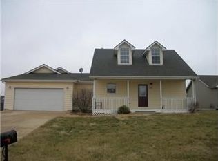 1781 E 4th St, Tonganoxie, KS 66086