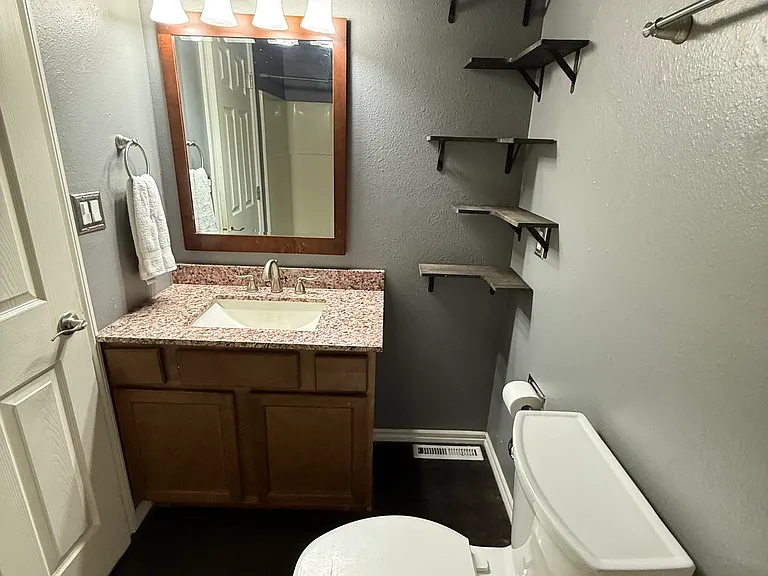 2703 W Texas St — Photo 14