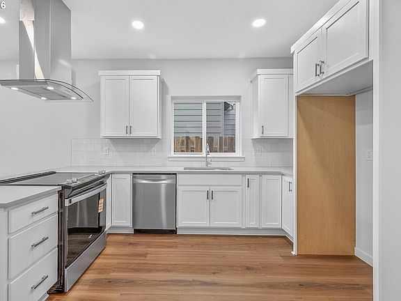 5th image of 9271 E Burnside St