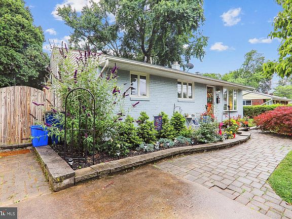 3rd image of 10111 Kinross Ave