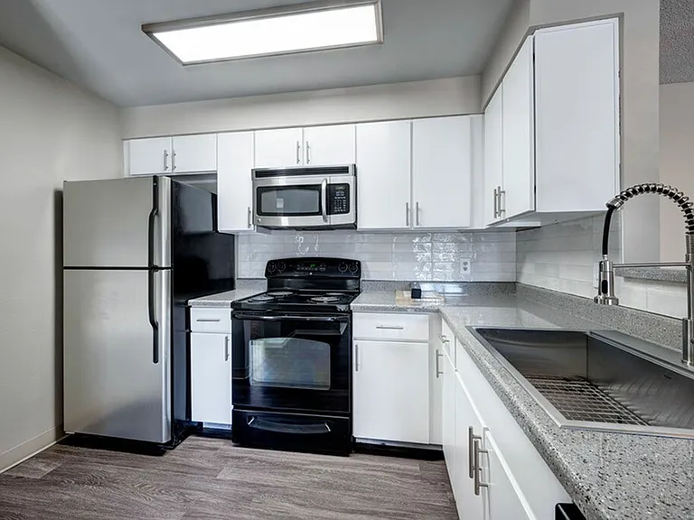 Summit Riverside Apartments — Photo 48