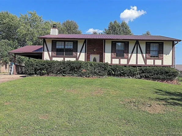 1554 Stonegate St, Farmington, MO 63640