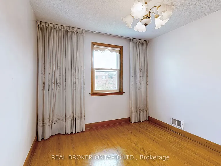 3241 Dufferin St — Photo 25