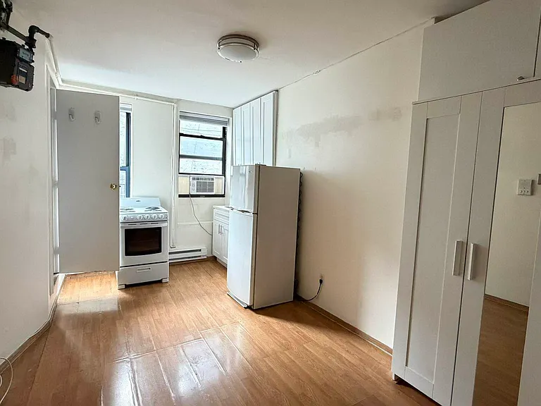 21 Essex St #5 — Photo 1