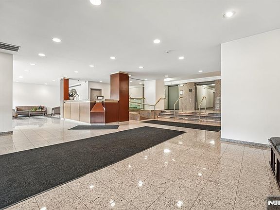 3rd image of 2185 Lemoine Avenue #6P