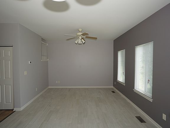 5th image of 296 Richmond Dr Unit 296