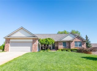 2484 Golfview Cir, Fenton, MI 48430