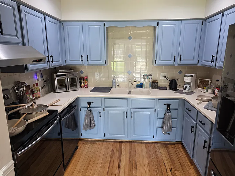 Light and bright kitchen, fully available for you.