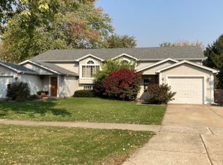 103 Meadows Dr, Sugar Grove, IL 60554