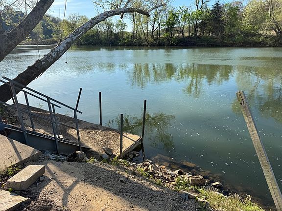 2nd image of 42 Bluff Rd