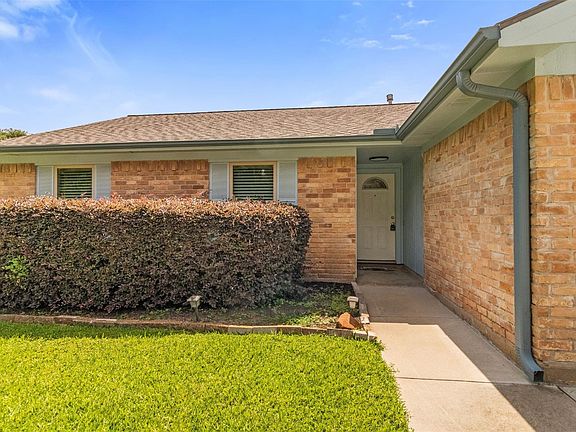 3rd image of 16319 Pitch Pine Dr