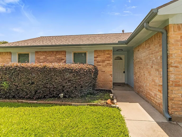 16319 Pitch Pine Dr — Photo 2