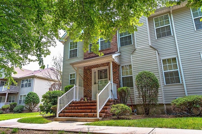 Front Entrance
						:
						End-unit facing woods