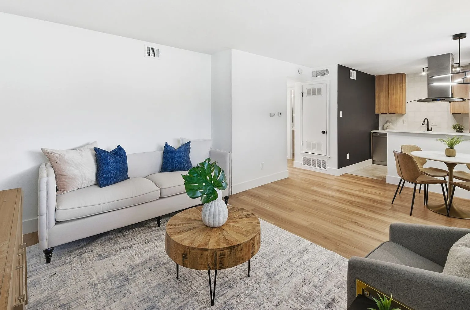 Cresthaus Apartments — Photo 2