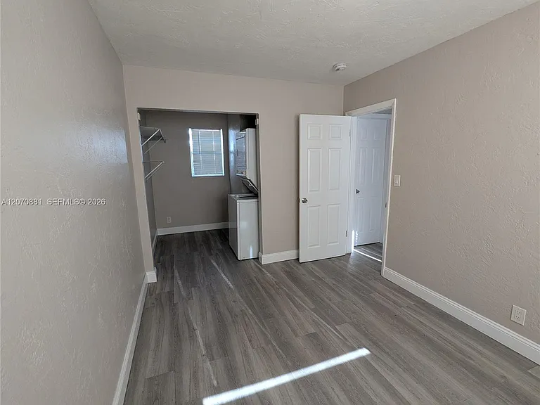 2300 Douglas St #7 — Photo 12
