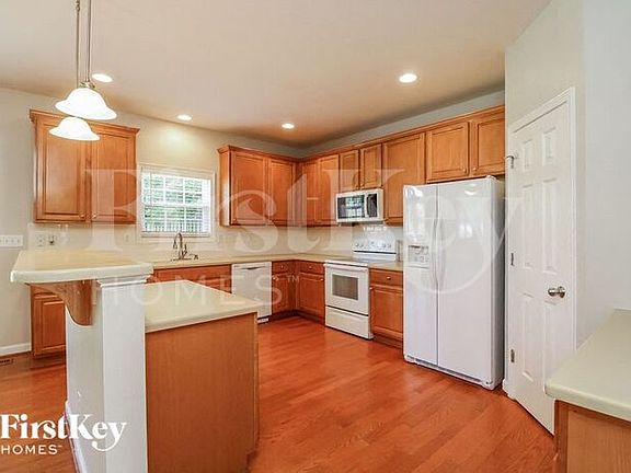 5th image of 3911 Fox Grove Trl