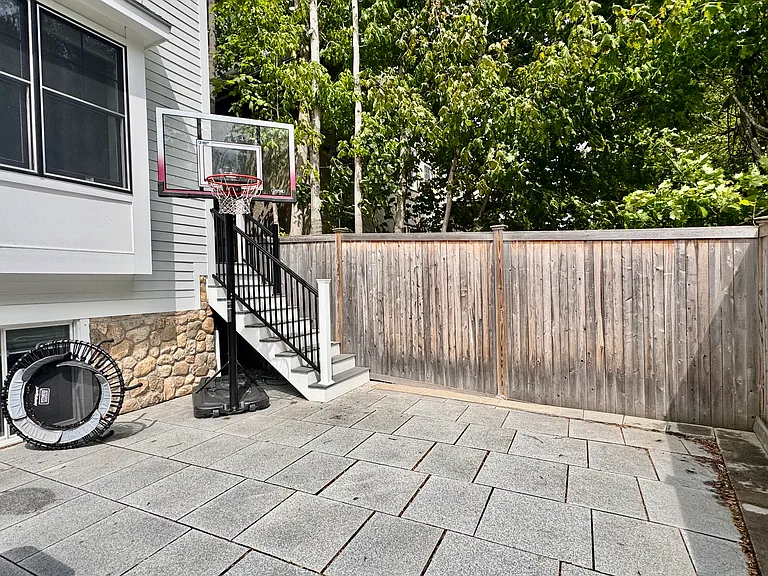 101 Sumner Rd — Photo 27