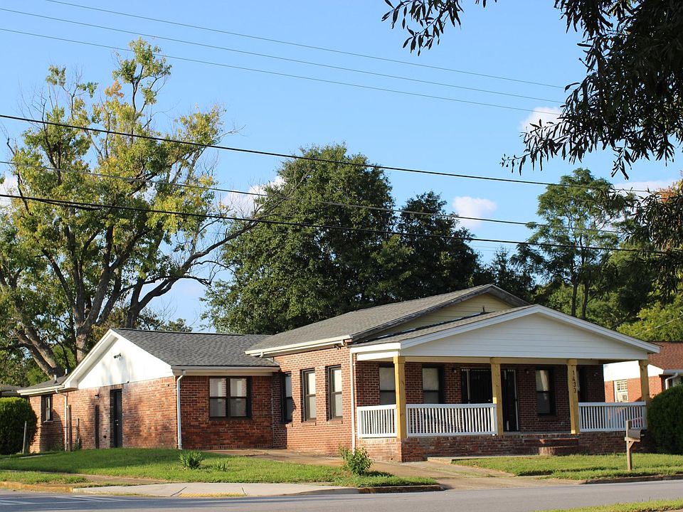 Welcome Home to 1433 Holcomb Avenue!