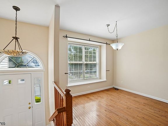 5th image of 533 Coventry Dr