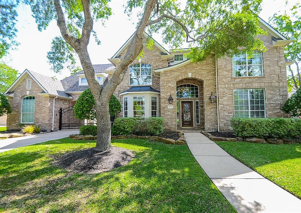 Nestled beneath the restful shade trees, this lovely Trendmaker home has so much to offer. Gated drive, 3 car garage (2 car attached, 1 car off porte cochere. Fabulous location with walking distance of golf course; bucket pool, tennis courts, etc. Bu