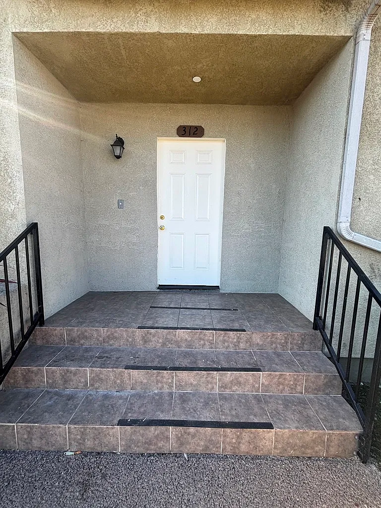 5 bed, 1923 sqft, $4,200 — Photo 2