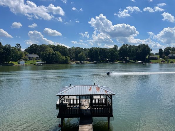 7095 Wateredge Dr, Sherrills Ford, NC 28673