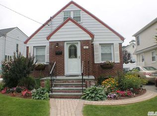 48 Webster St, Lynbrook, NY 11563