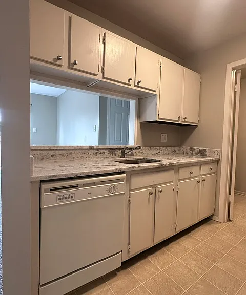406 Stockton Ct — Photo 6