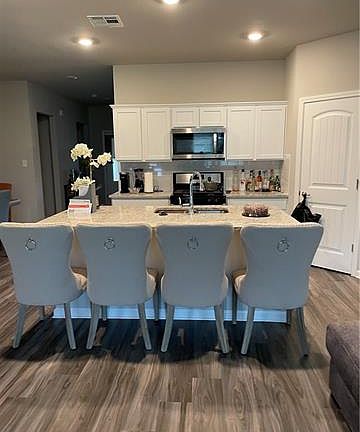 4th image of 705 Lakeshore Vlg E