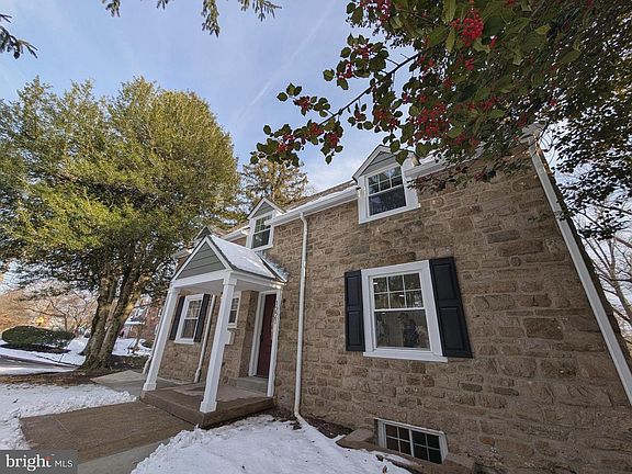 5th image of 1221 Edge Hill Rd