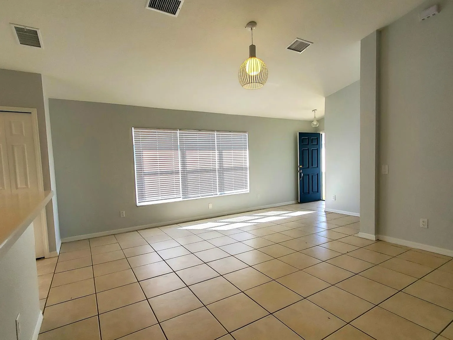 3 bed, 1361 sqft, $2,100 — Photo 4