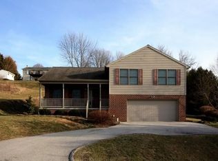 16 Farmington Dr, Jacobus, PA 17407
