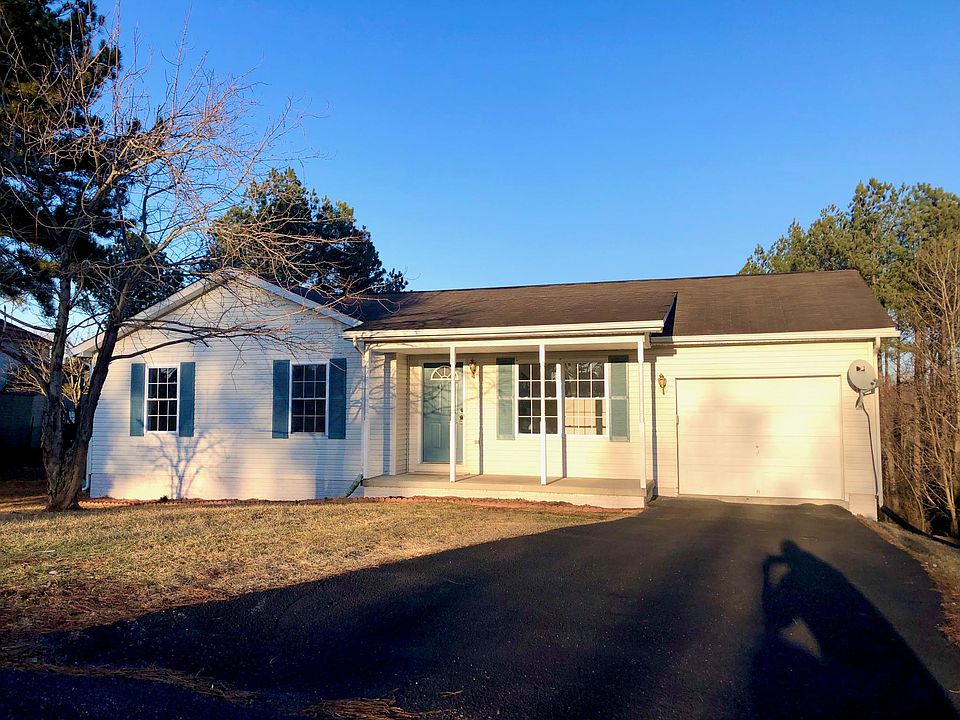 End of cul de sac home on 1/2 an acre, with 1 car garage, 4 bedrooms and 3 full baths! Plus shed for storage!