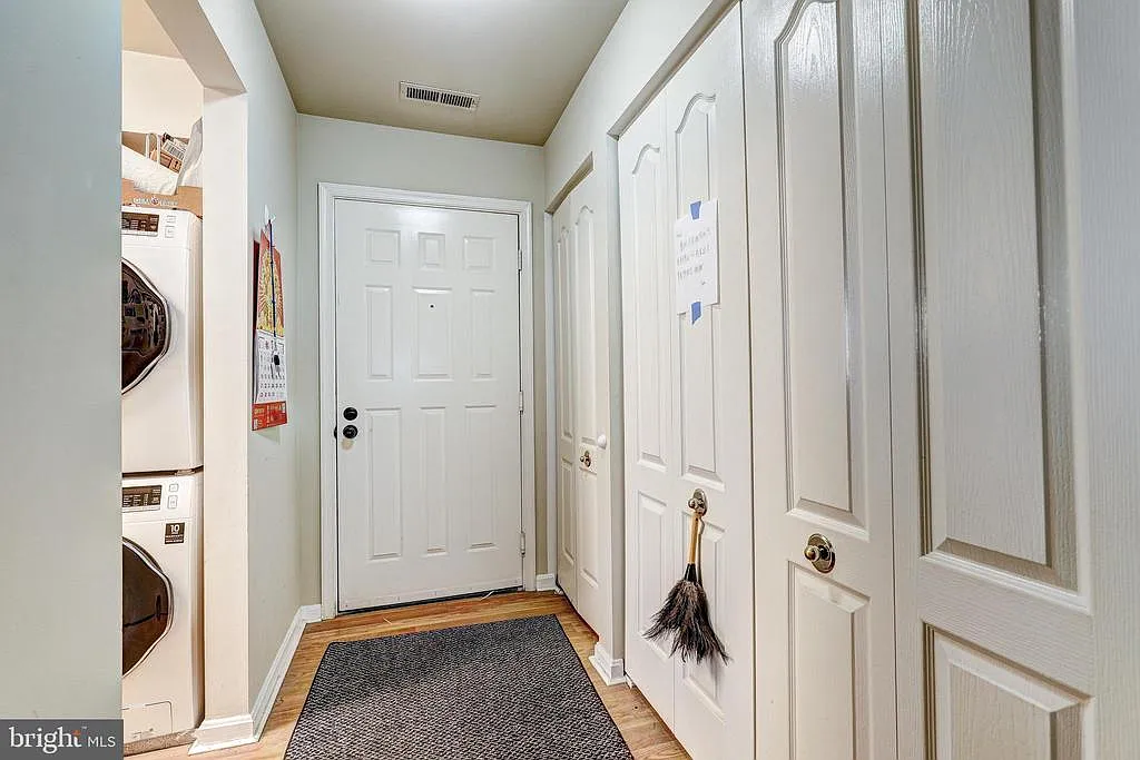 3 bed, 1157 sqft, $2,100 — Photo 2