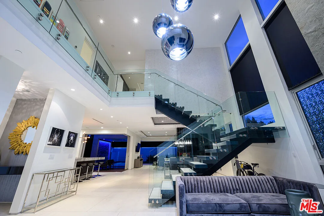 5 bed, 5.5 bath, 4200 sqft, $23,000 — Photo 4