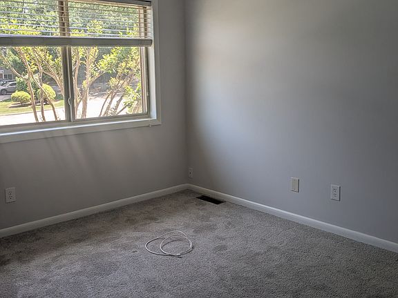 5th image of 736 Mills St #B
