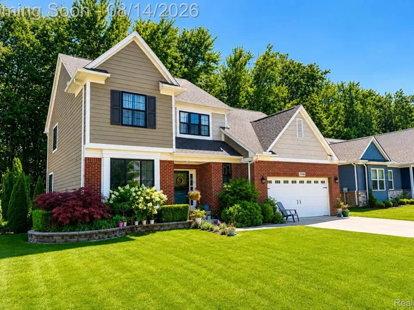 27688 Coleridge St, Harrison Township, MI 48045