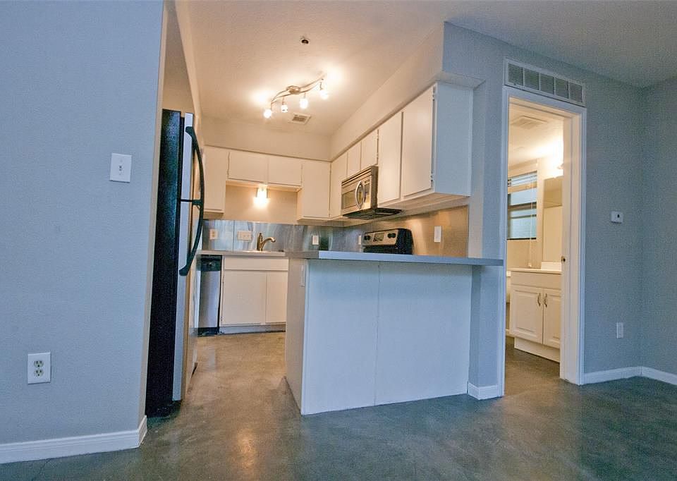 1st image of 1013 W 23rd St #204